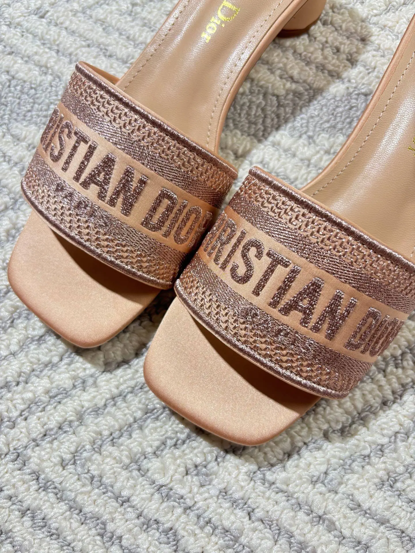 Шлепки на маленьком каблуке Dior 

Изысканные Dior на маленьком каблуке — мягкое сияние, которое под