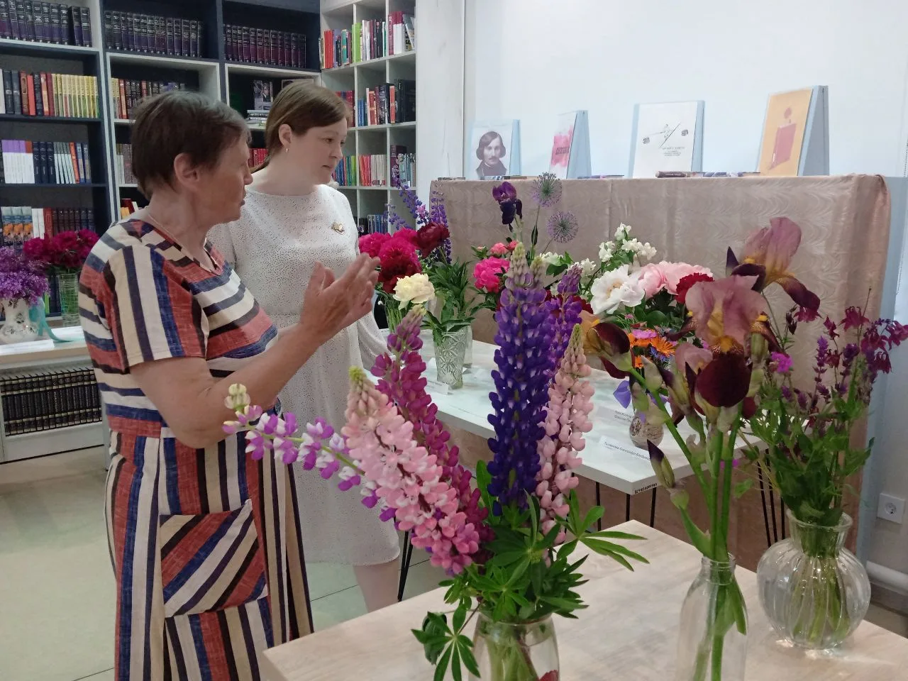 🌼✨ У нас в посёлке — настоящее лето в сердце библиотеки! ✨🌼 
 
Сегодня, 9 июня, в Центральной моде