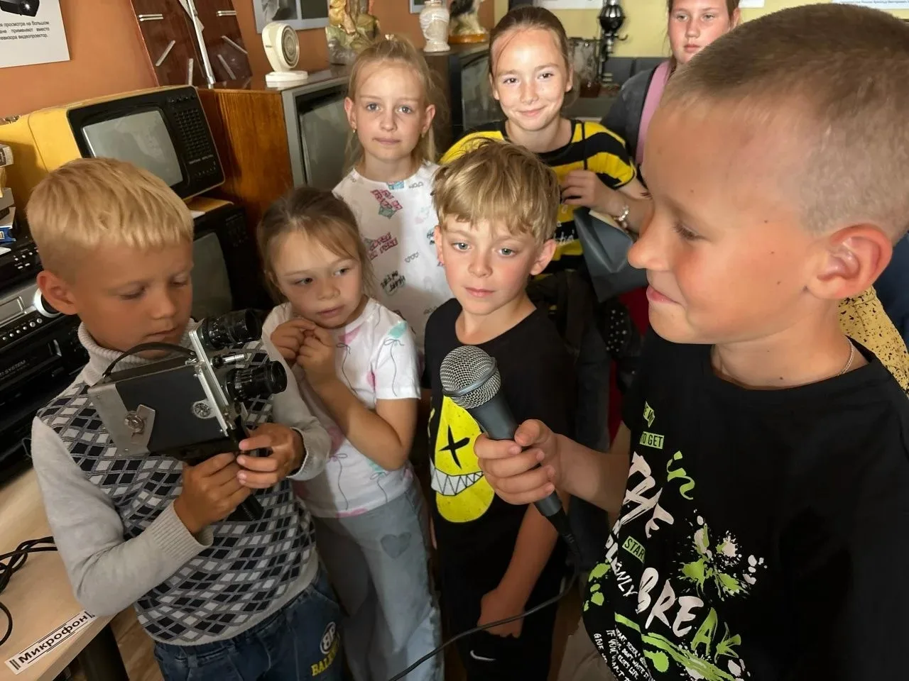 17.06.2026г
«Книга — маленькое окошко, через него весь мир видно» 
Сегодня наш дружный лагерь "Улыбк