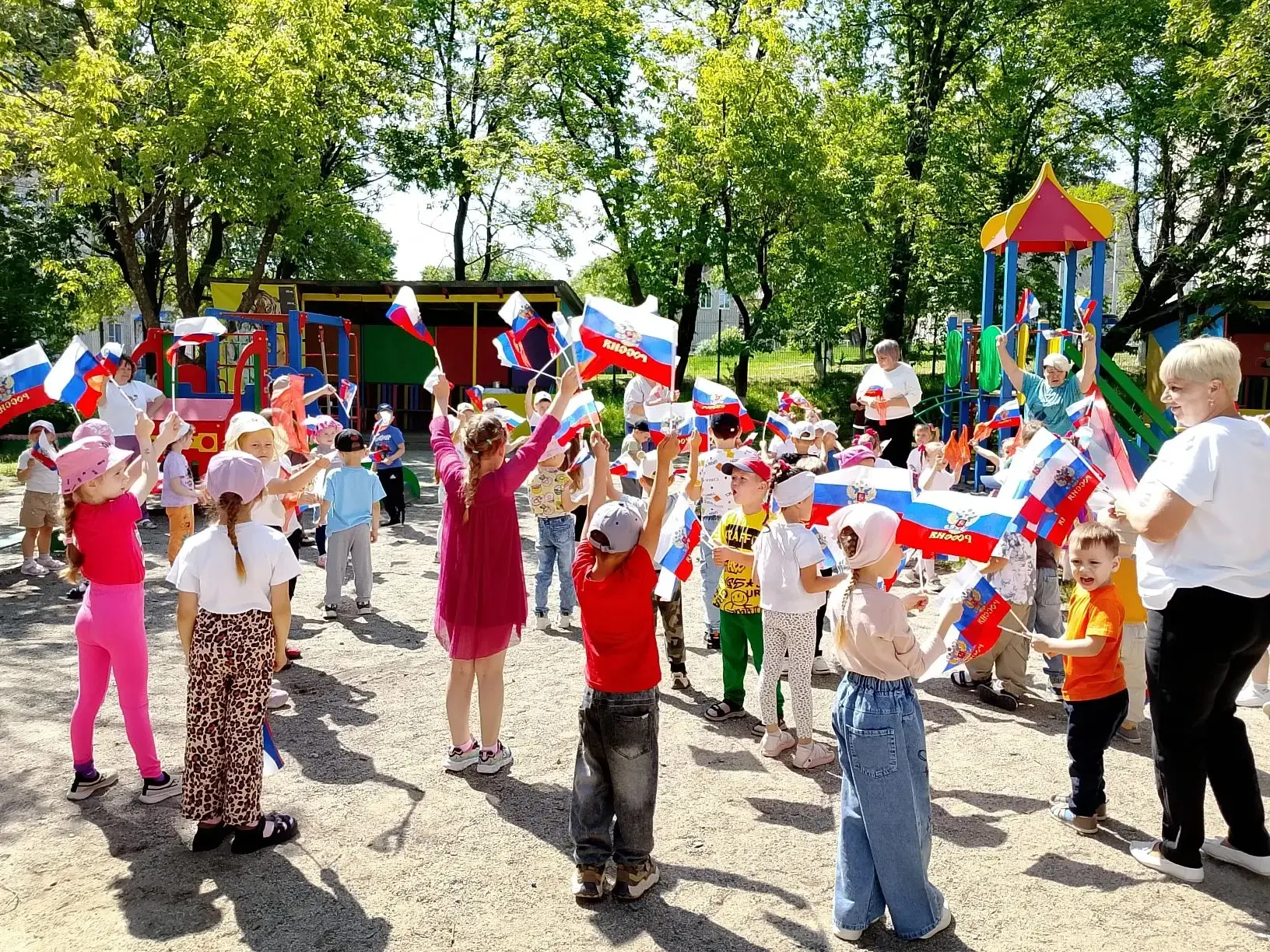 🎉 Праздник в детском саду: отмечаем День России! 🇷🇺

В нашем детском саду прошло праздничное меро