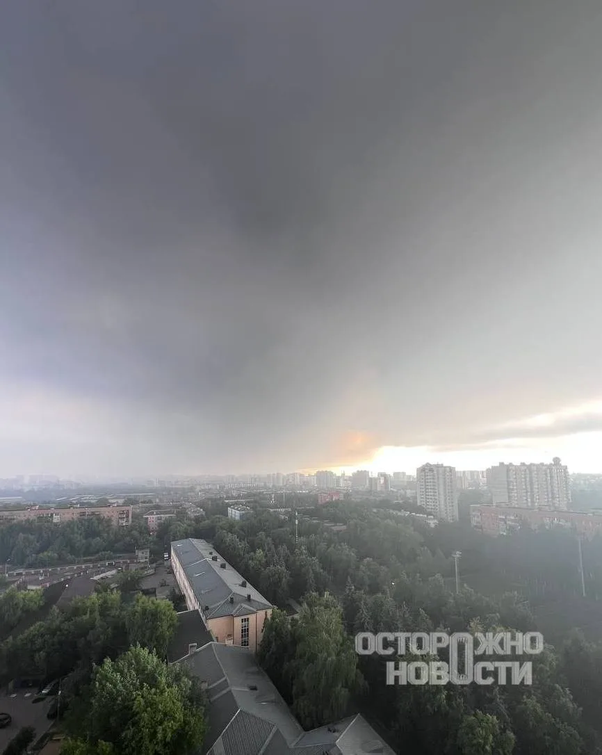 Столичное небо сегодня утром в окрестностях Жулебино, Люберцах и Люблино.

Подписаться на канал👈👇