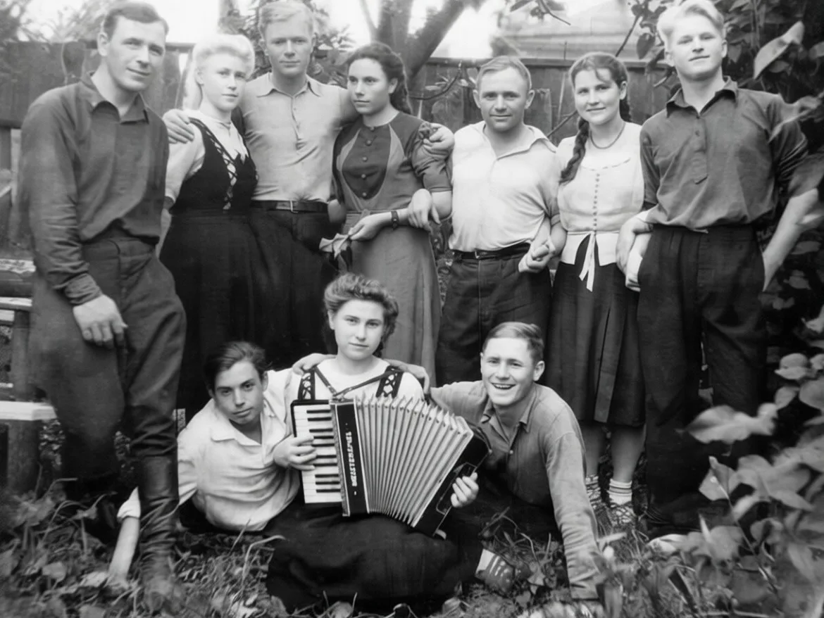 Загорск, (август 1945 года).

Улица Воробьёвская, 23. С аккордеоном моя мама. Поколение победителей.