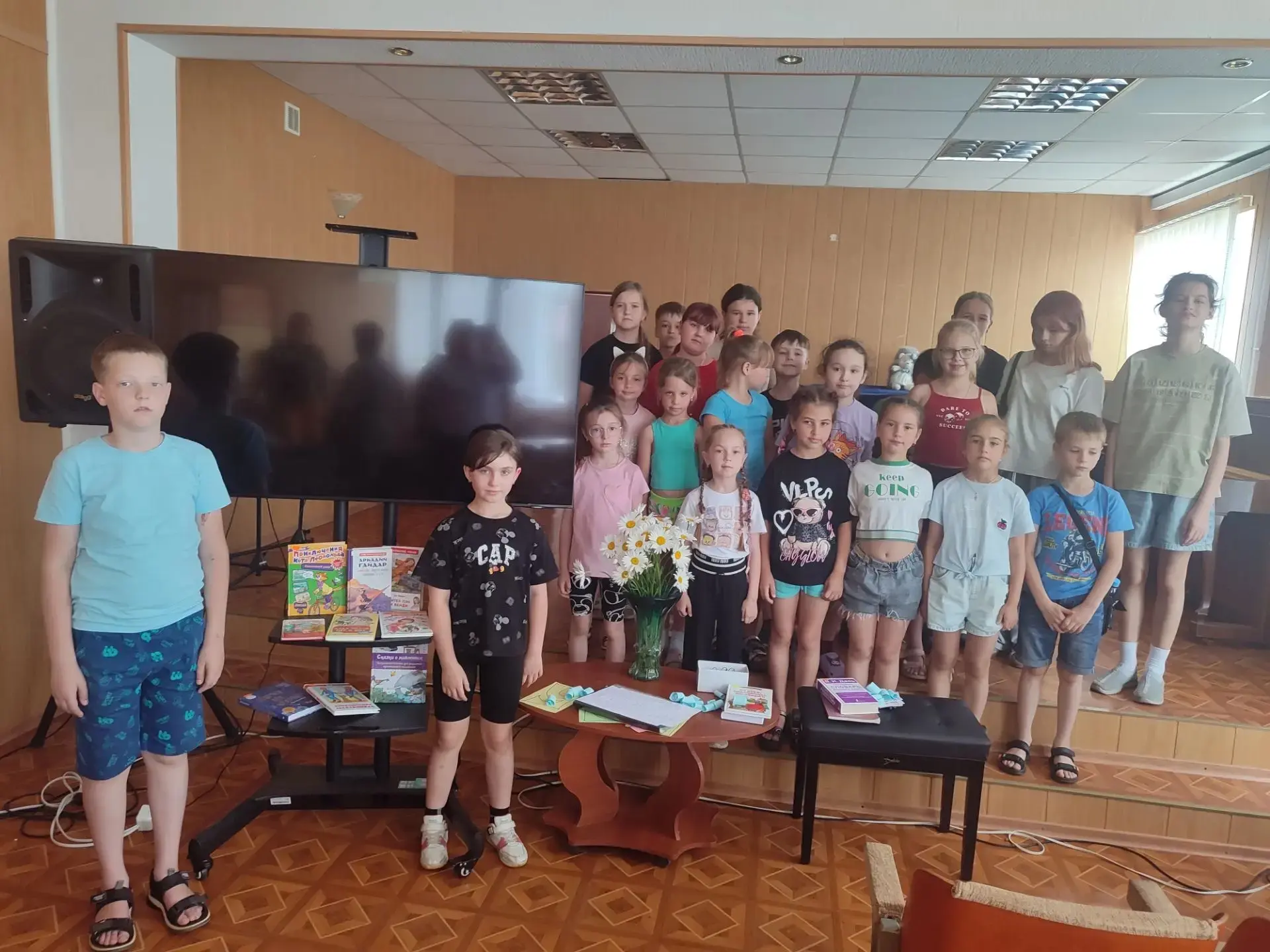 🎨 Сегодня ребята пришкольного лагеря посетили Школу искусства.

 📚Сотрудники детской библиотеки ра