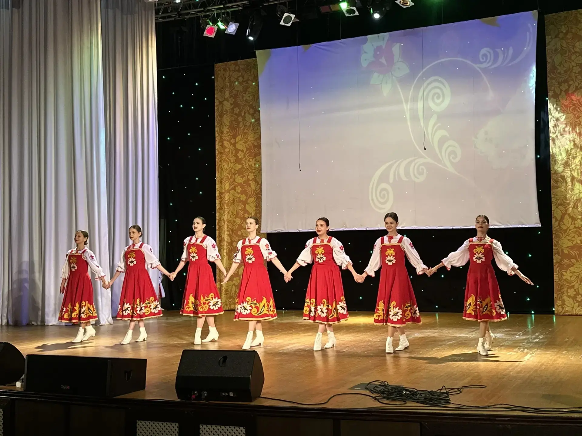 31 мая, в последний день весны, в Центре культурного развития «Оскол» звучали  казачьи песни и народ