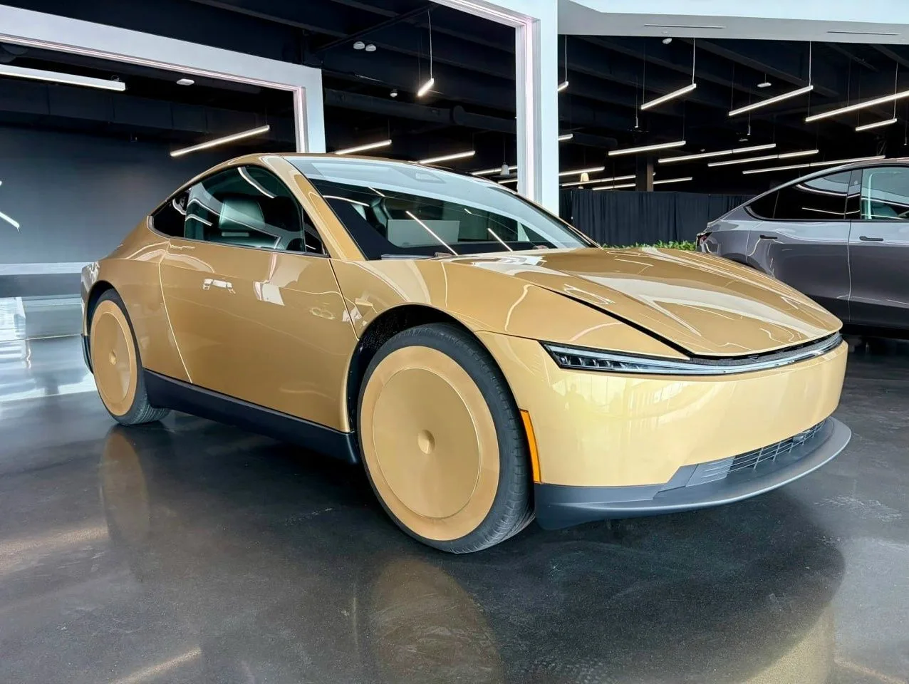 Машины без руля и педалей теперь реальность: Tesla выпустила первый серийный электрокар с одним лишь