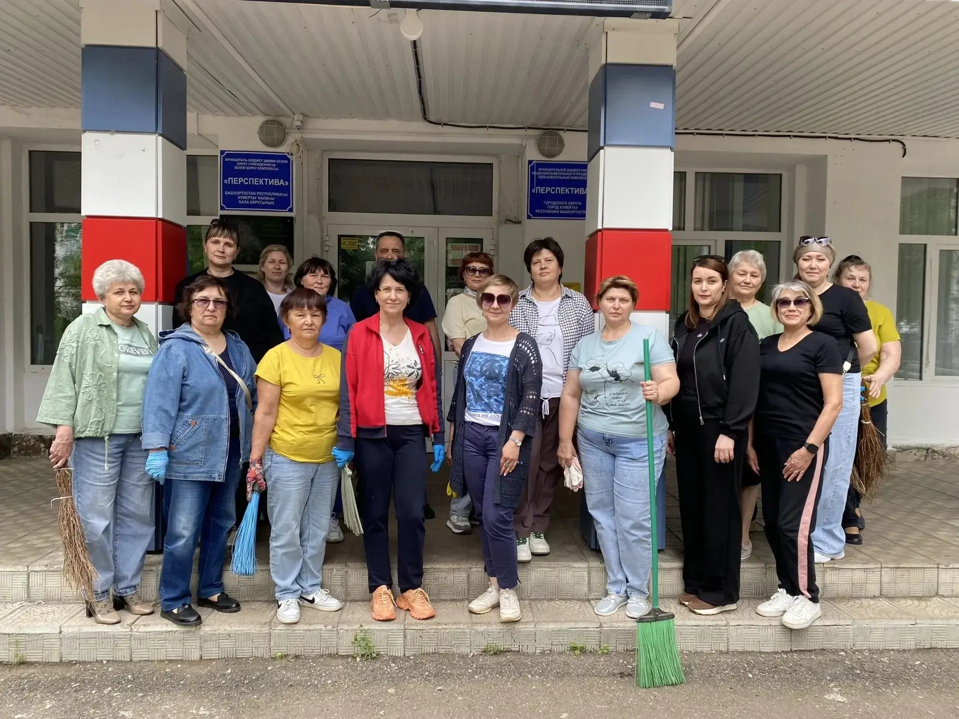 В МБОУ ОК «Перспектива» состоялся субботник, приуроченный к предстоящему празднованию Дня России. Со