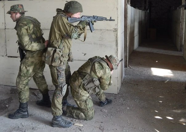 Штурм и CQB: Как не «вылететь» в первые секунды боя на «Зарнице 2.0»? 🪖
Ограниченное пространство (