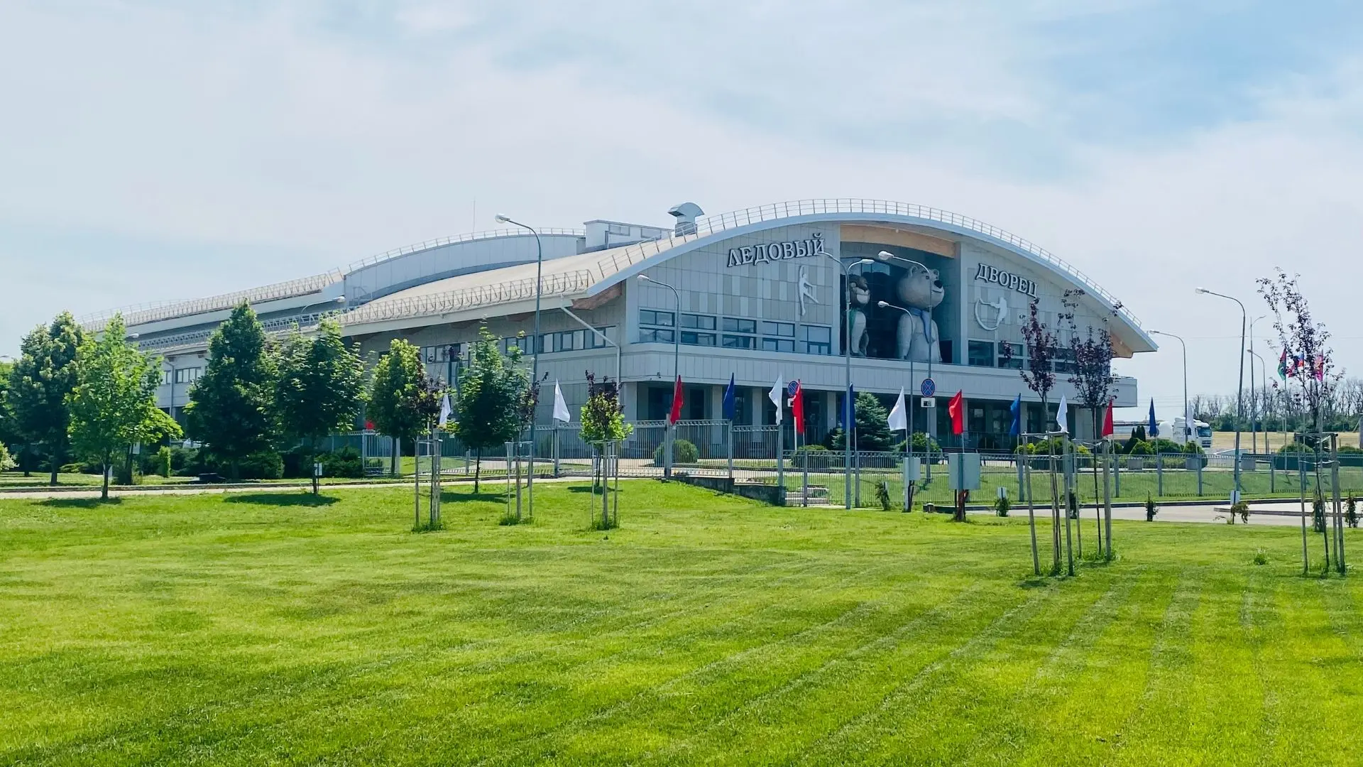 🇷🇺Город в праздничном наряде! 🇷🇺 Посмотрите, как преобразились спортивные объекты! 😍 Они украше