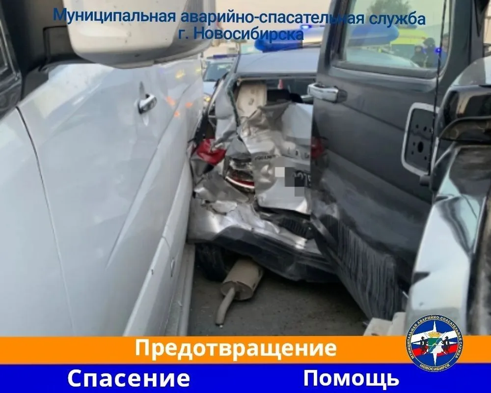 🚧 Удар Hummer'а разбросал машины по перекрёстку: массовое ДТП в Новосибирске

Авария произошла на п