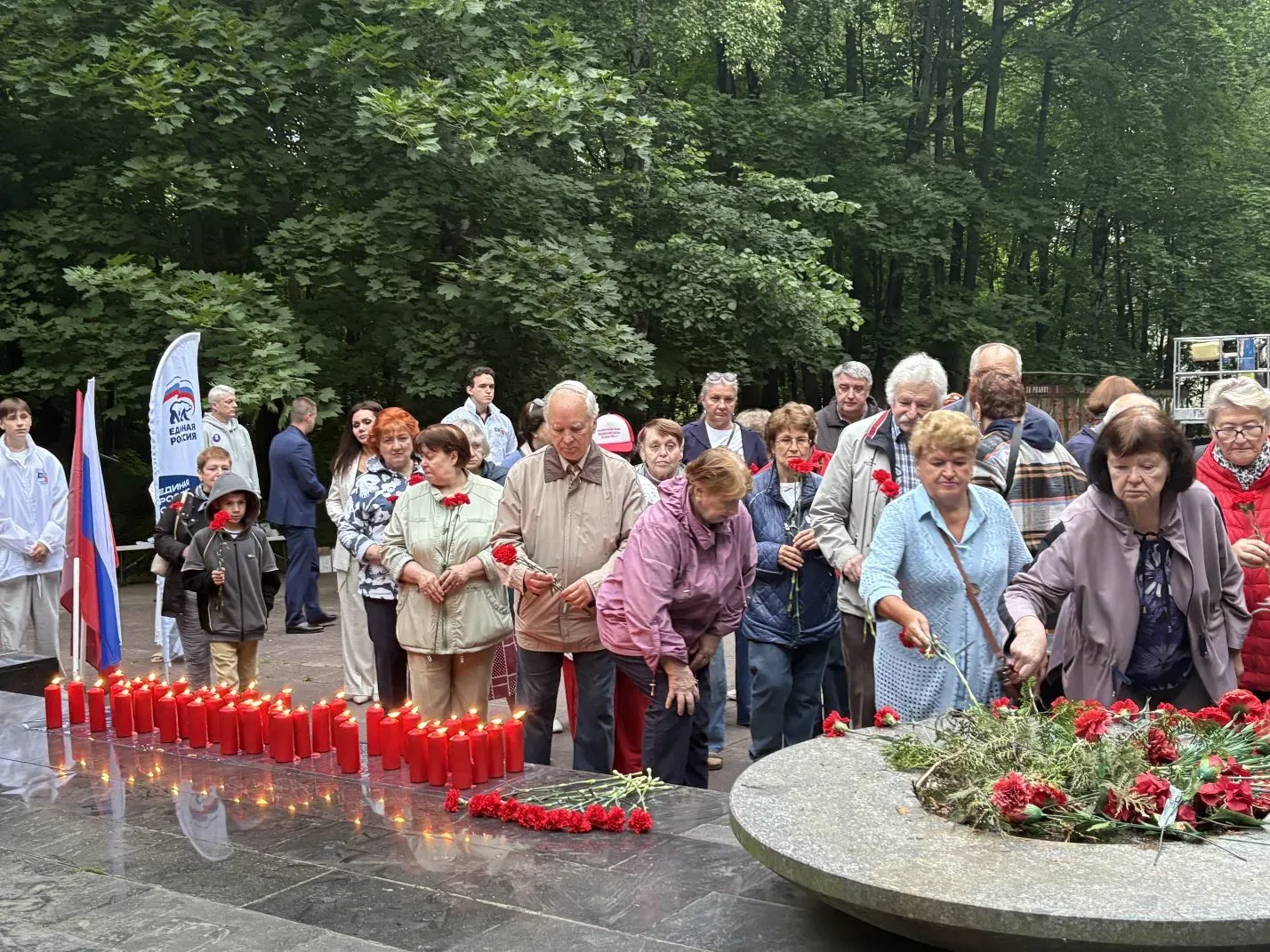 22 июня день памяти и скорби 🥀

Сегодня, ровно в 4:00 утра мы собрались в Филёвском парке у Стелы п