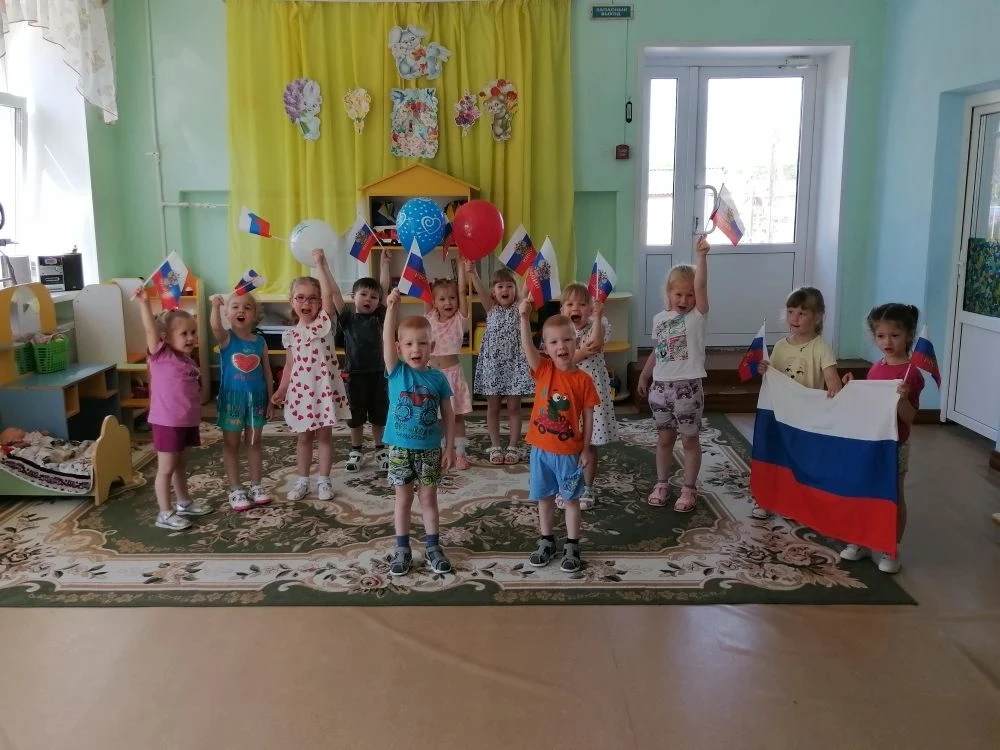 Дорогие родители и коллеги! Поздравляем вас с Днём России! В этот праздник особенно хочется пожелать