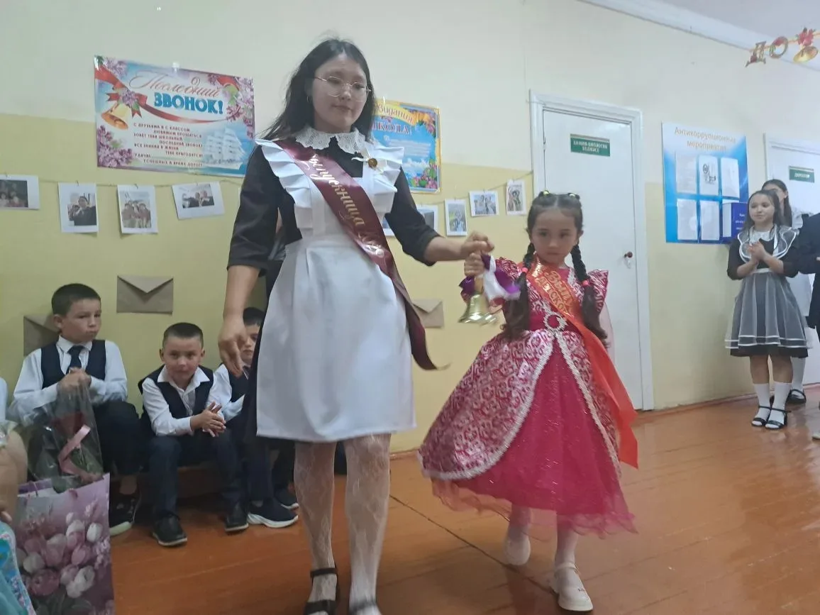Бүген бездә "Соңгы кыңгырау" бәйрәме үтте. Чыгарылыш сыйныф укучысы Шерматова Камиләгә уңышлар телиб