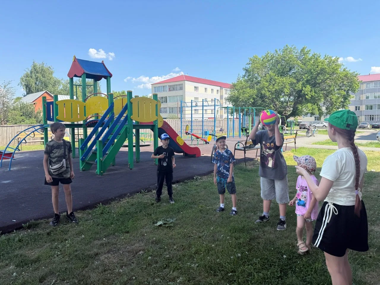 Дворовые игры — это классика, которая никогда не устареет! 🏃‍♂🎉 
 
Иногда для настоящего веселья н