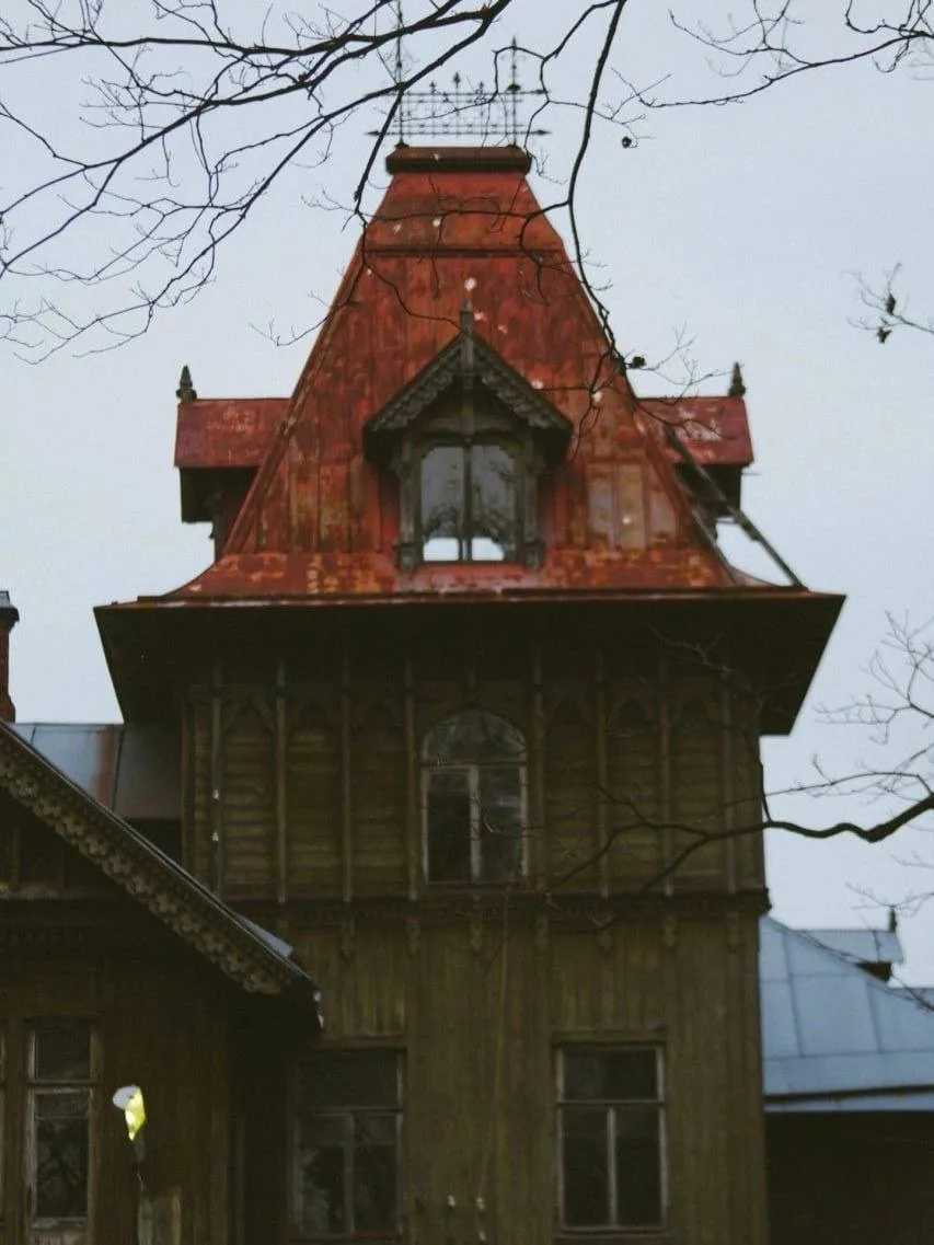 🏠 Малоизвестная жемчужина Петергофа: дача Бенуа у залива

На берегу Финского залива, в тихом петерг
