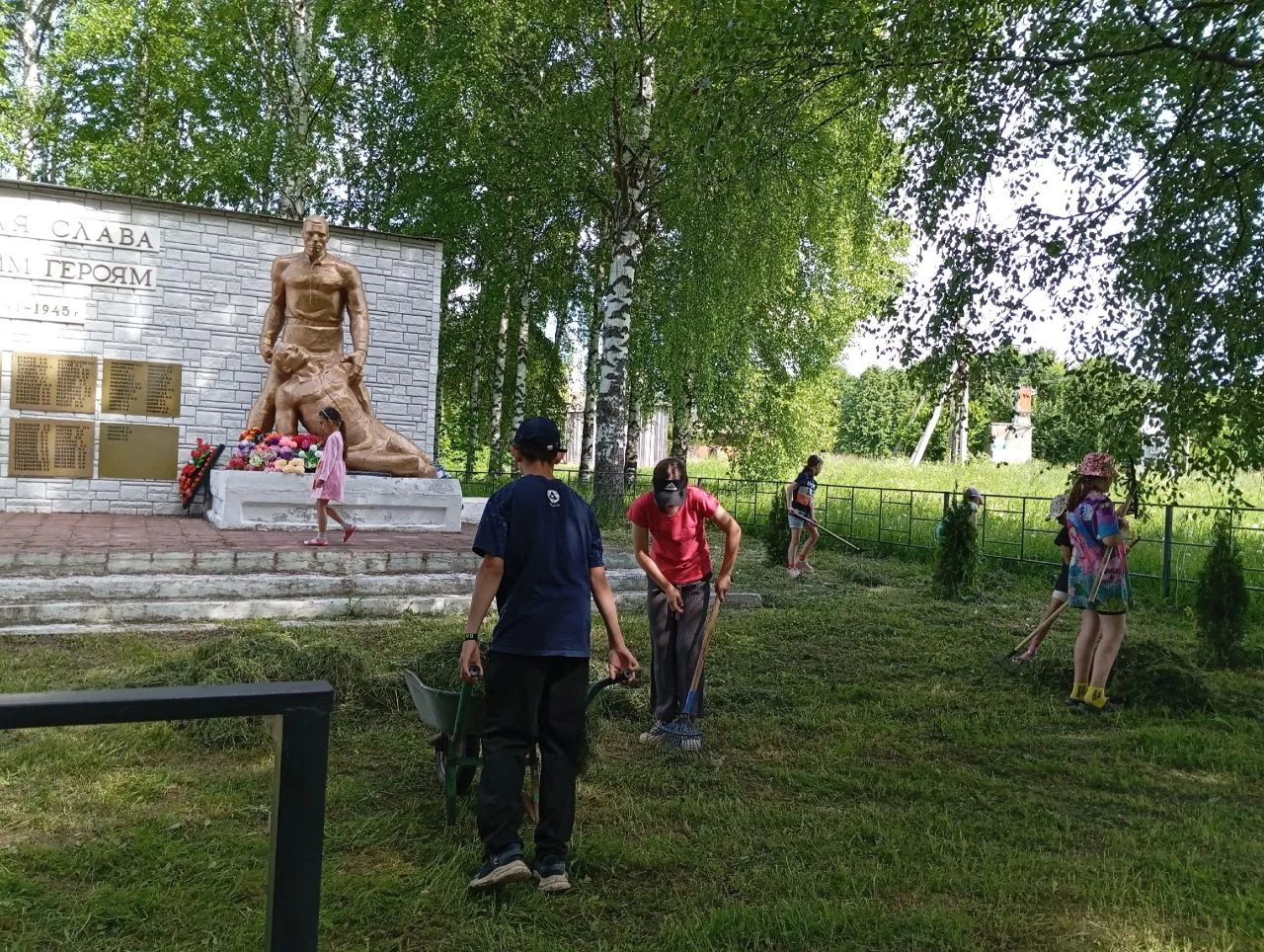 В рамках летней оздоровительной кампании школьники проводят уборку на территории памятника, посвящён