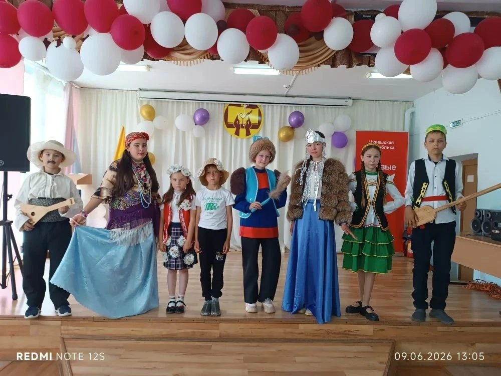 В школьном лагере «Непоседы» прошёл яркий и познавательный День национальных костюмов и узоров!
    