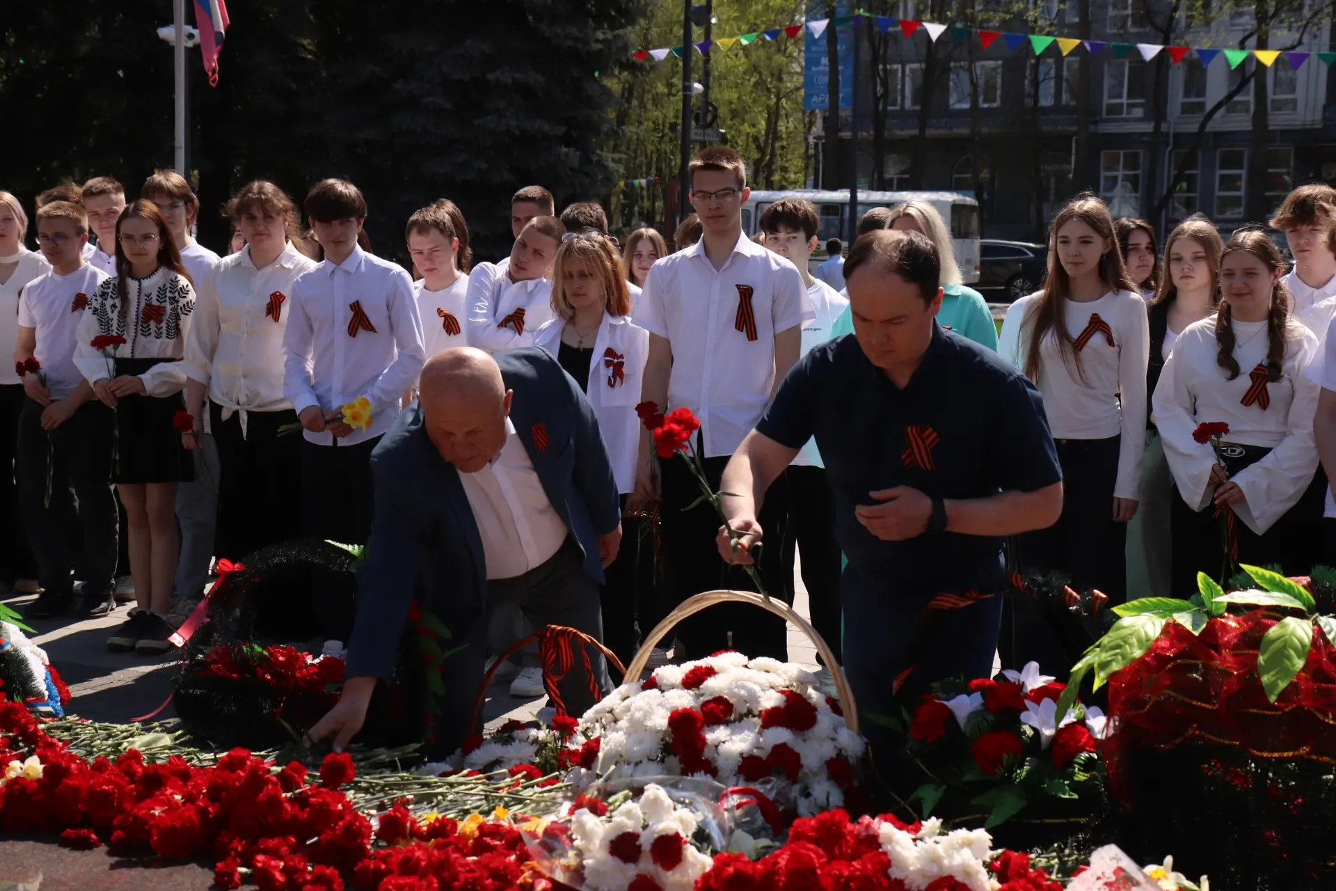 ПАМЯТЬ, ОТЛИТАЯ В ВЕЧНОСТИ: ВОЗЛОЖЕНИЕ ЦВЕТОВ К ВЕЧНОМУ ОГНЮ

7 мая студенты и преподаватели Арзамас