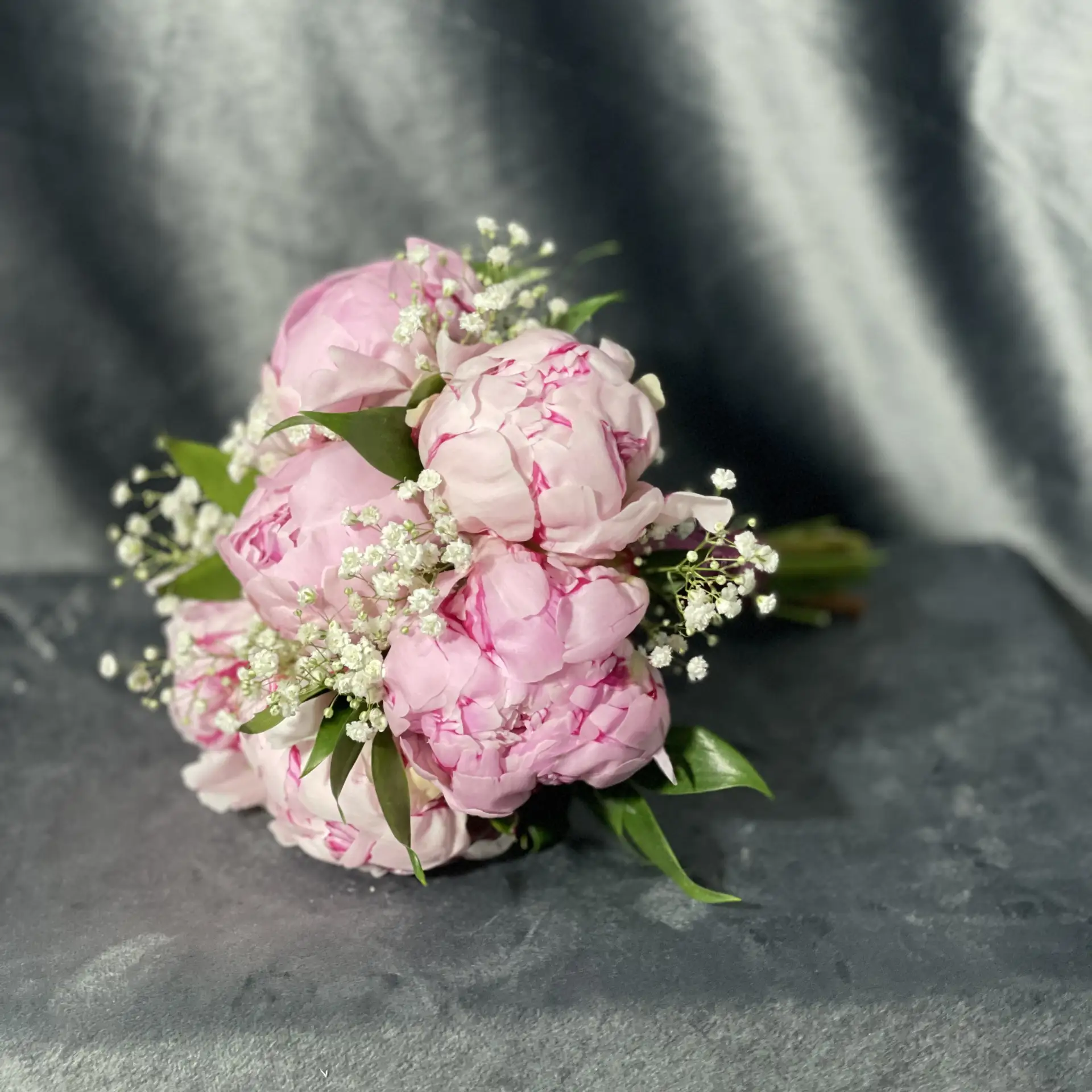 💐 Букет, который заставит сердце биться чаще… 💐

Представьте: вы в свадебном платье, в руках — бук