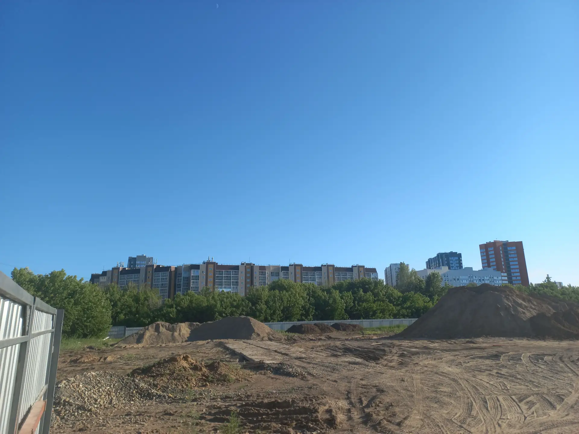 🏙️Новые 24-этажки начинают строить рядом с храмом в Барнауле

🏗️Речь идет о площадке на Павловском