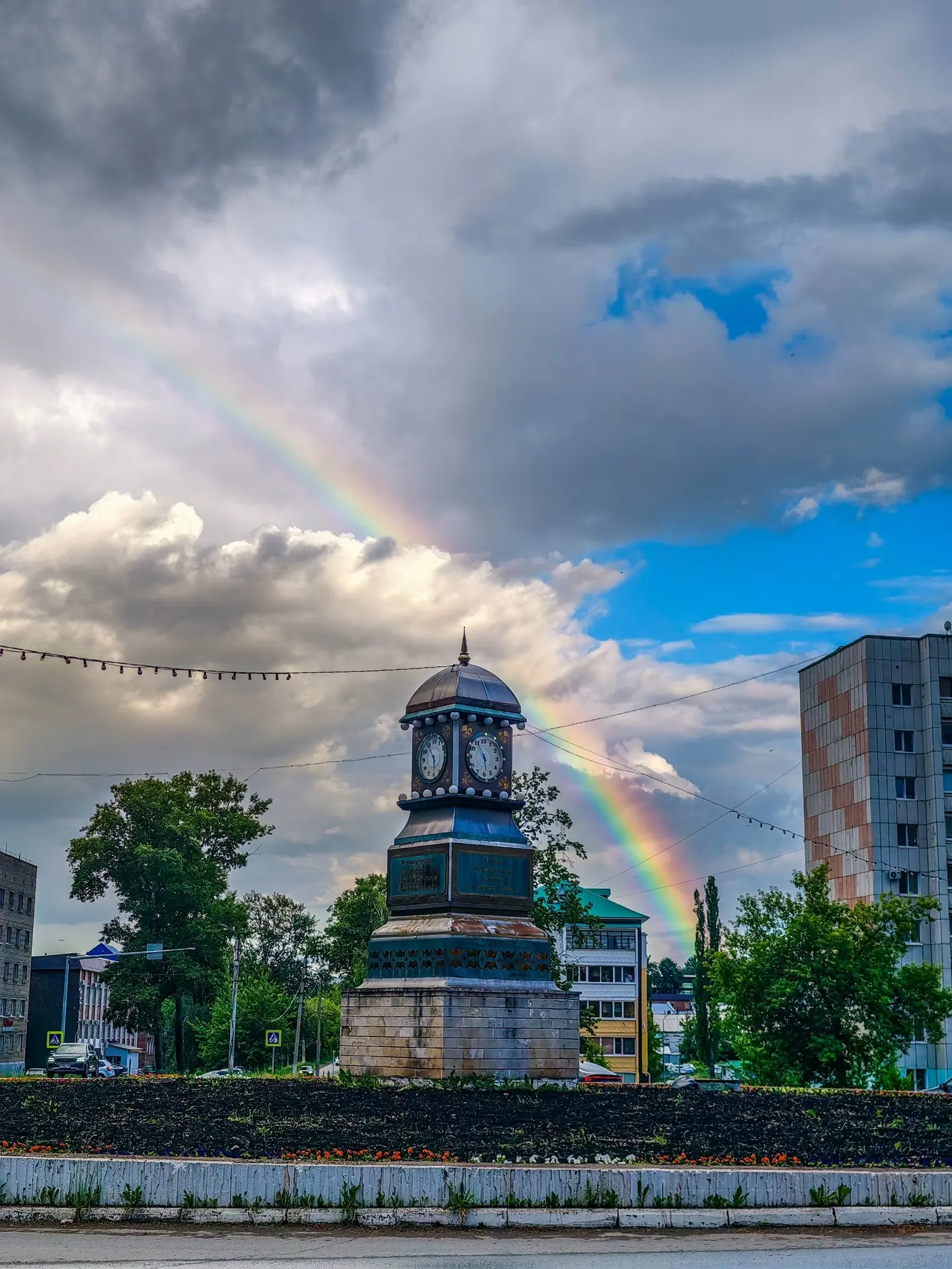 🌈После сильного дождя небо над Лениногорском украсила яркая и длинная радуга, ставшая настоящим укр