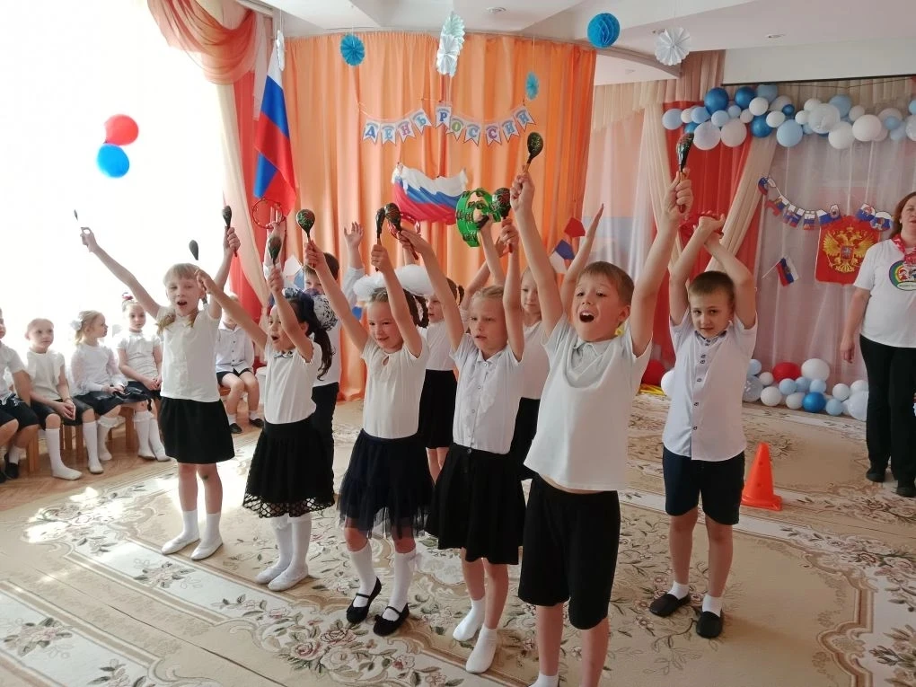 🇷🇺 С Днем России!
Сегодня в МАДОУ №212  прошел  праздник, посвященный величию нашей Родины. Мы отм