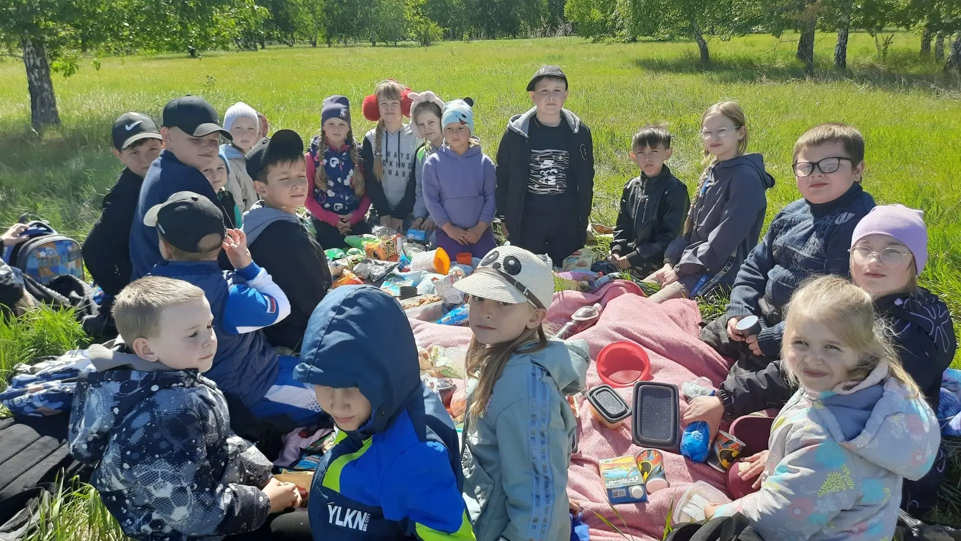 ️🏕Первые в походе: начальные классы Суворовской школы покоряли туристские тропы! 
Пока старшие ребя