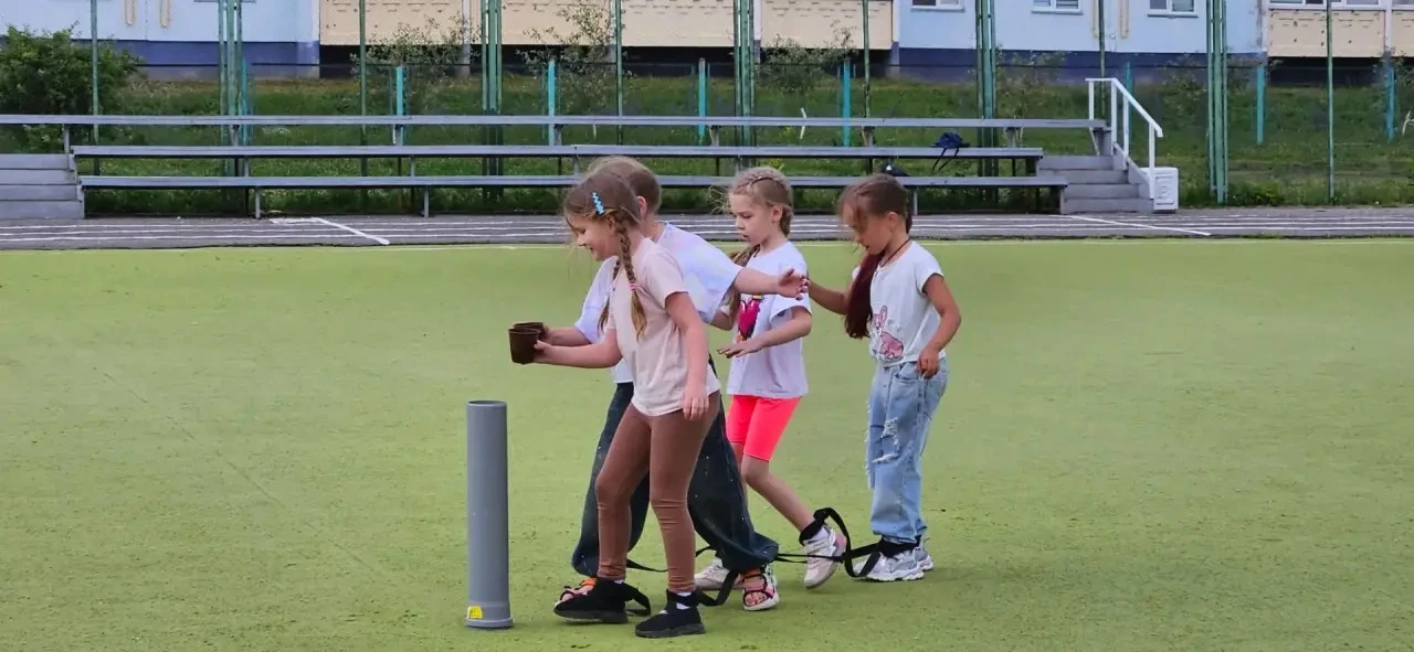 Сегодня у нас в лагере спортивный квест 🎾 

Ребята соревновались в быстроте, силе и ловкости 🤸‍♂️