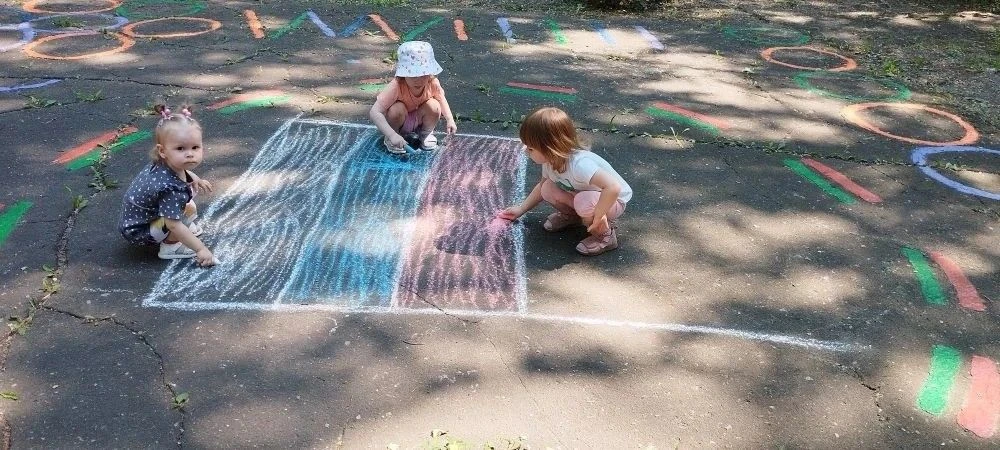 Тема «День России» — одна из самых сложных для малышей, но и одна из самых важных.
 Именно в ясельно