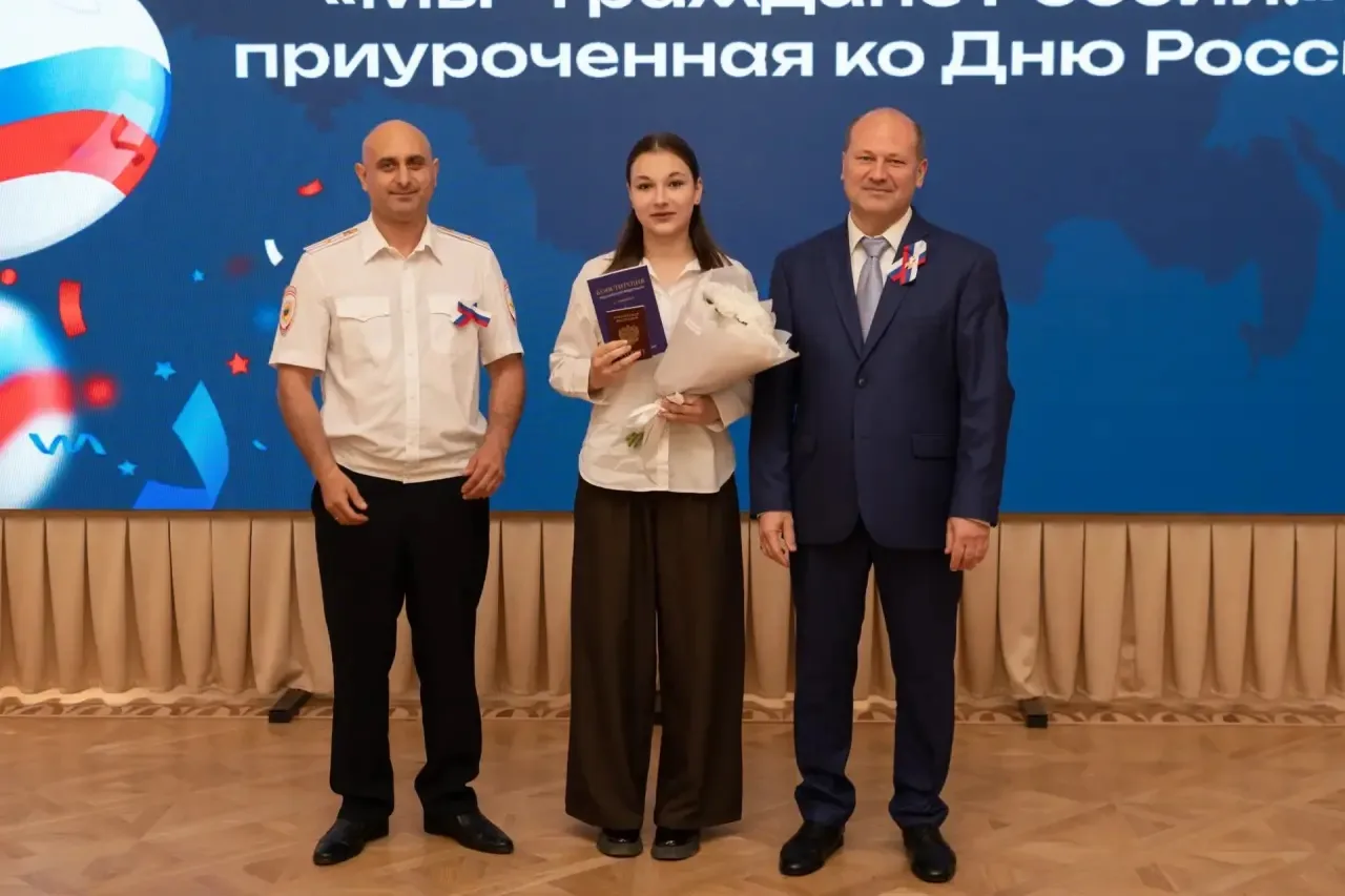 Сегодня, ко Дню России, в администрации города Ростова-на-Дону прошла торжественная церемония вручен