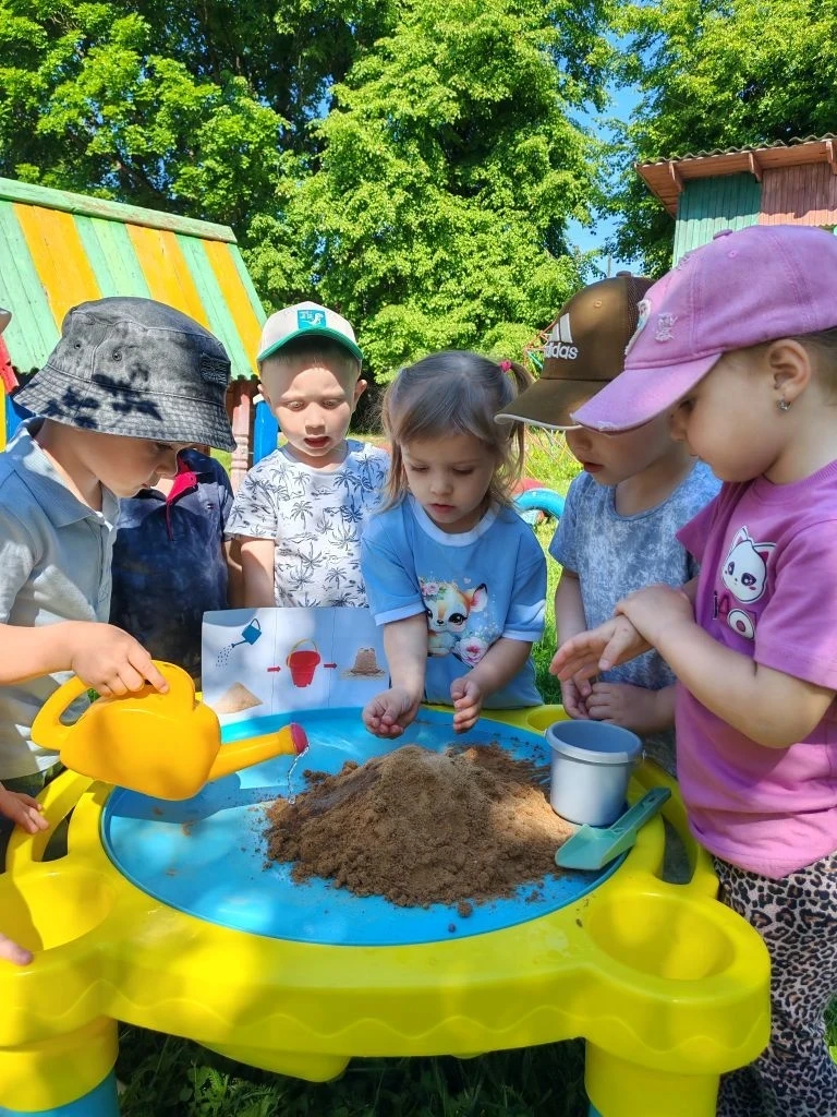 Экспериментальная деятельность для детей раннего возраста на прогулке летом — это эффективный способ