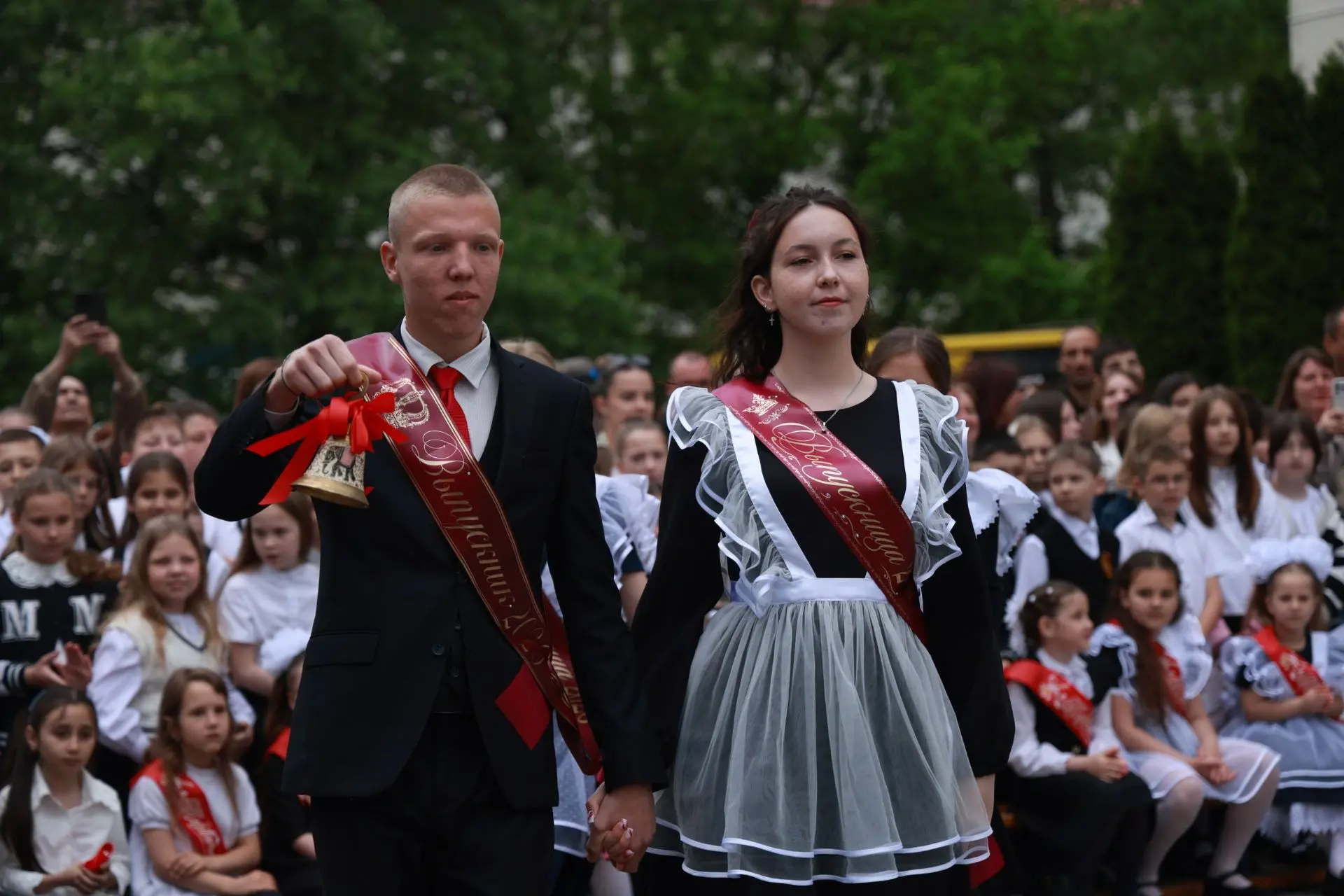 🎗️ Последний звонок — в Год единства народов России! 🎗️
Сегодня в нашей школе прошла торжественная