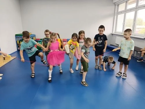 в группе «Звездочки» прошёл весёлый и активный День скакалки! Ребята с большим удовольствием прыгали