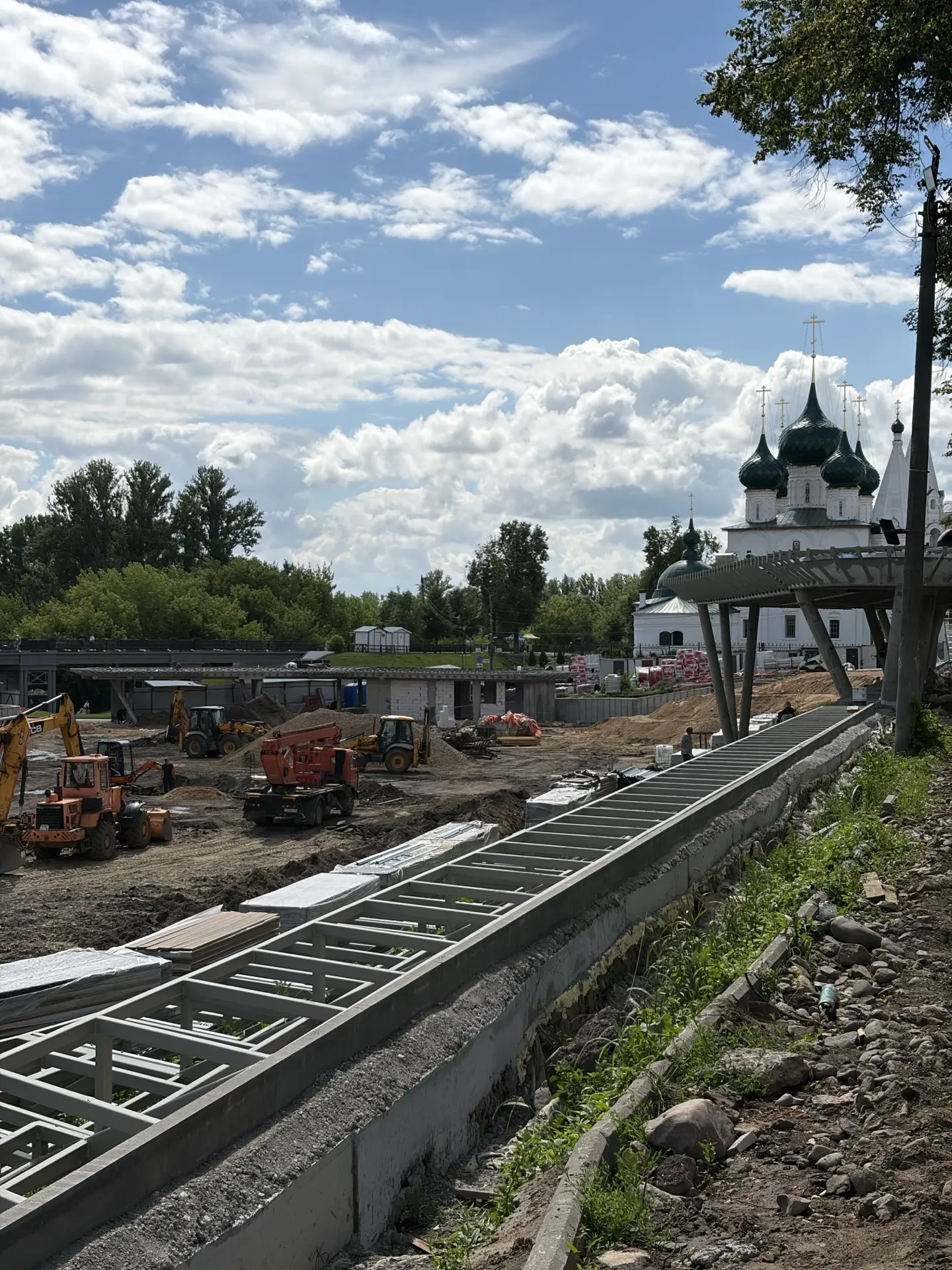 Стадион Спартаковец 🏃🏻 

В таком состояние сейчас находится стадион Спартаковец 

Полностью разобр
