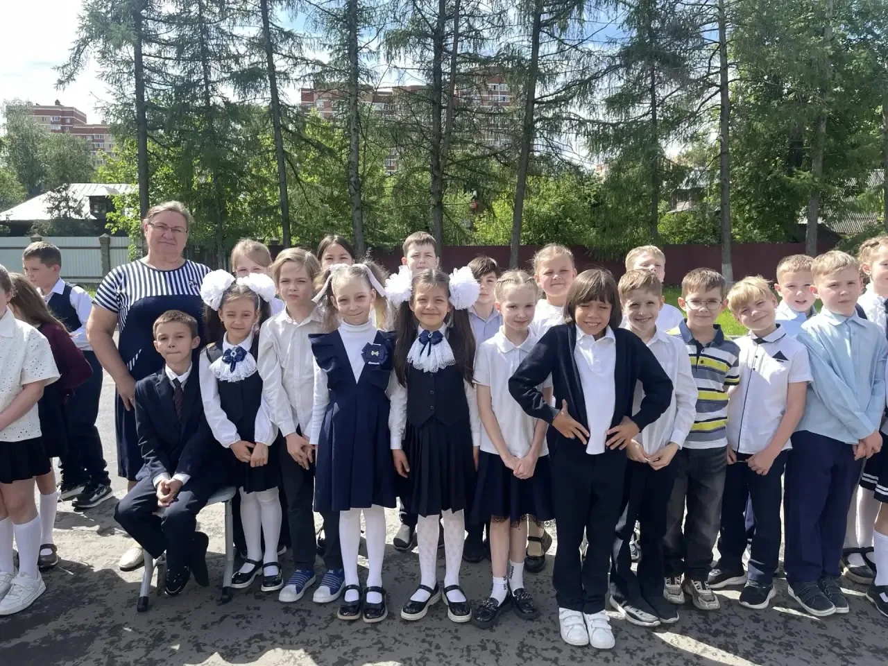 На школьных линейках подведены итоги учебного года. 🤗🎉 
У второклассников первые оценки! Первые ре