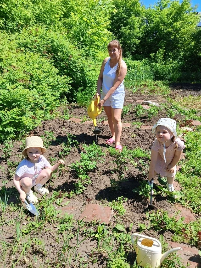 Многие думают, что прополка и полив — это скучно и сложно. 
А вот и нет! 
Когда наши малыши берут в 