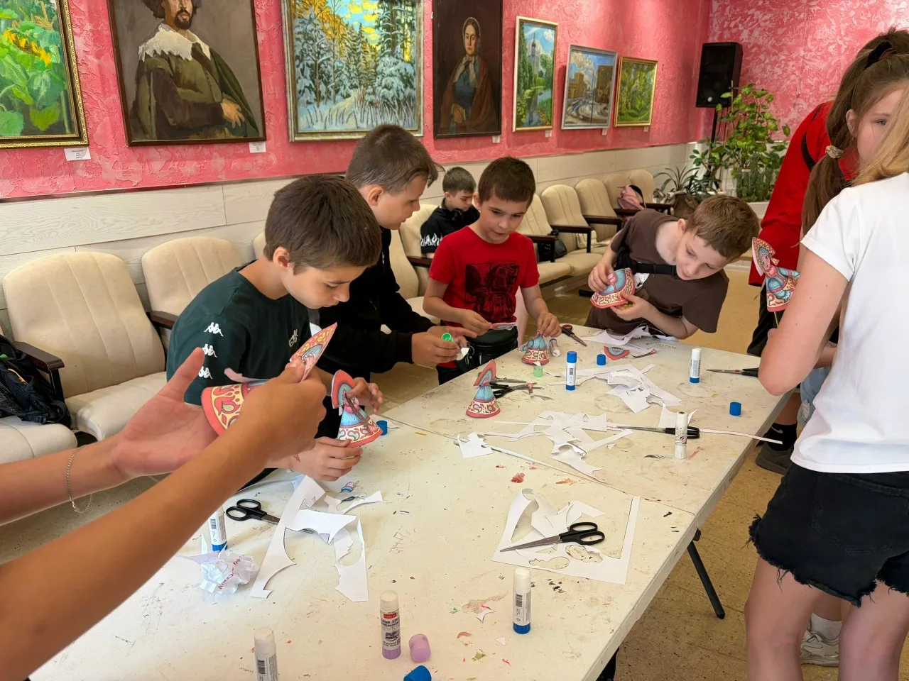🎨 Русская душа в маленькой игрушке

В нашем лагере день прошел не зря! Сегодня мы отправились на тв