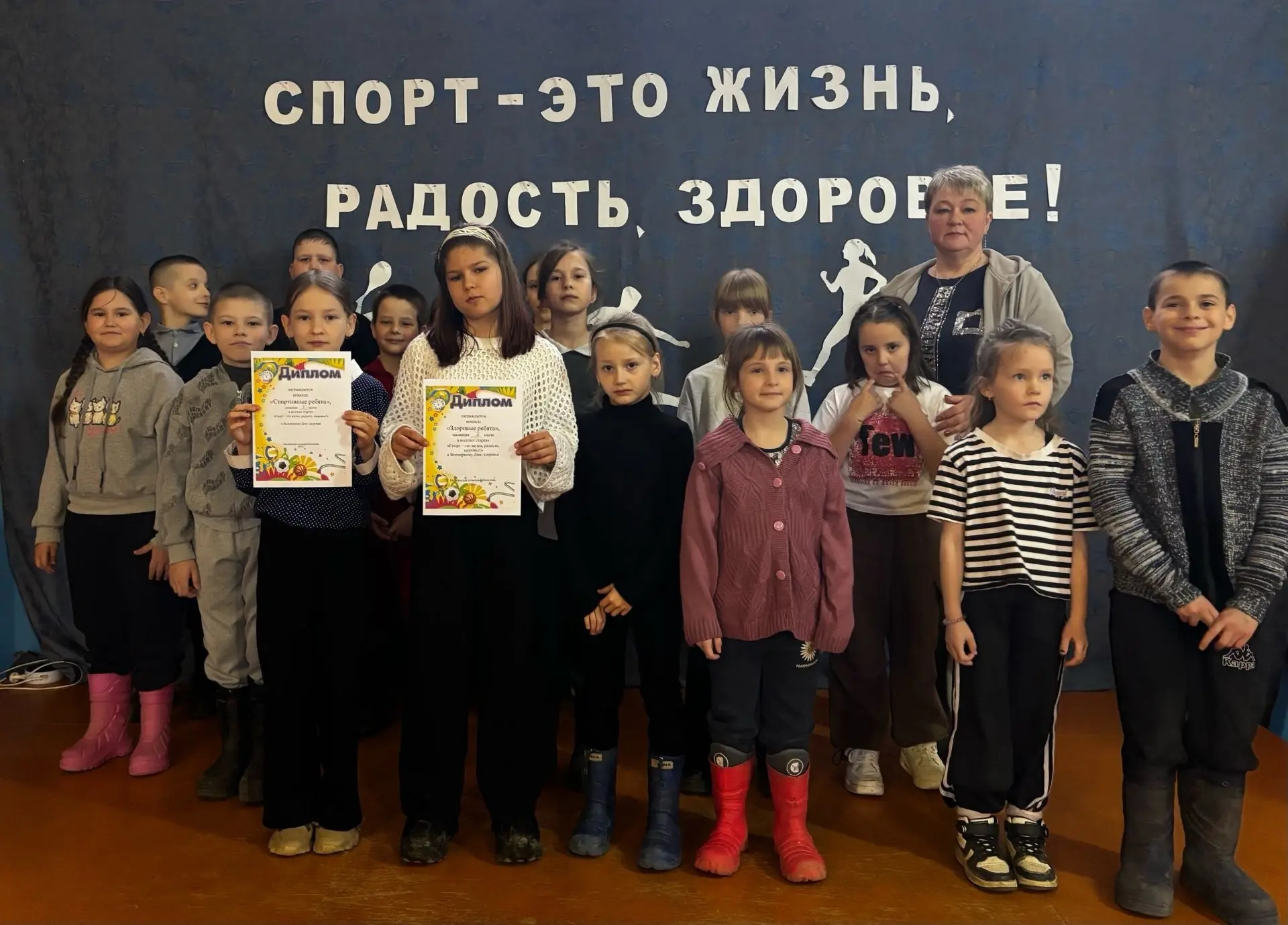 Сегодня в Октябрьской сельской библиотеке было шумно, весело и очень активно! Учащиеся начальных кла