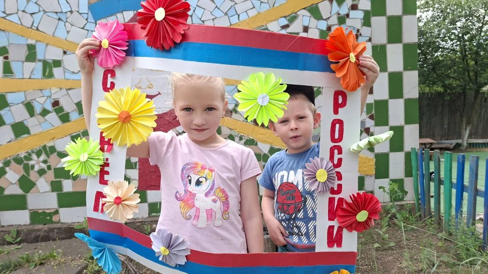 Наша Родина – Россия!
Здесь родились мы на свет,
Нет земли для нас красивей
И любимей в мире нет!

З