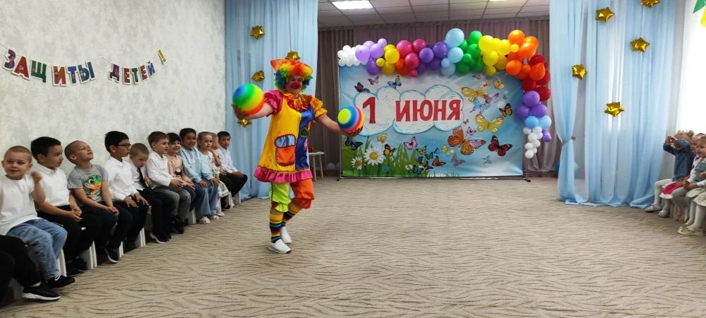 🌦️На улице пасмурно, прохладно и немного грустно, а в нашем детском саду 🥳весело, 🔥ярко и жарко, 