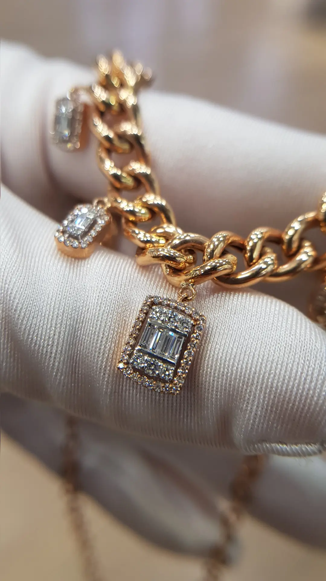 Колье в золоте 750 пробы с бриллиантами редкой огранки багет  💎 
Стоимость: 2140386-61%=834 750,54
