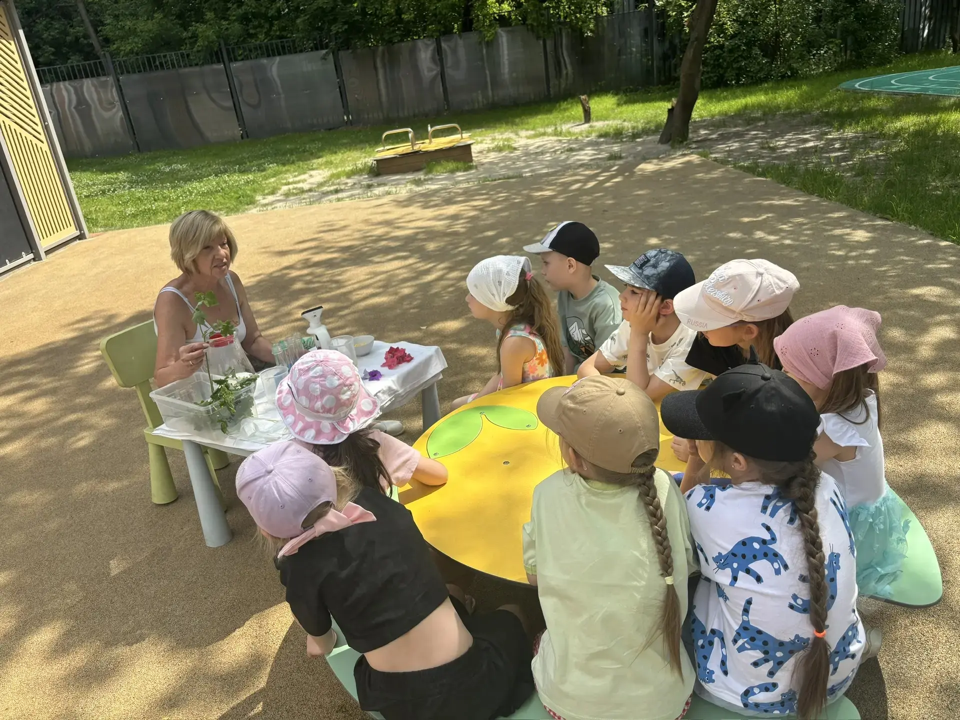 ЯРКИЕ КРАСКИ ПРИРОДЫ 🎨

Любопытство — двигатель прогресса! Дошколятам мало знать, что свёкла красна
