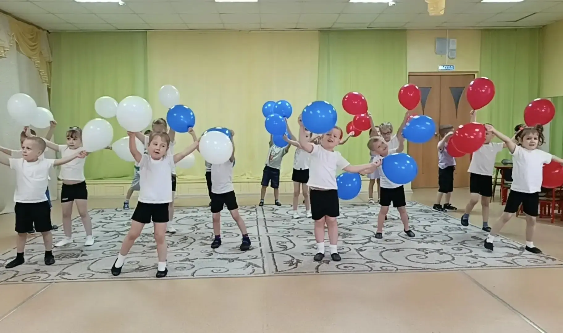 Команда «Любознашки» из детского сада № 133 «Незабудка» г. Комсомольска-на-Амуре Хабаровского края п