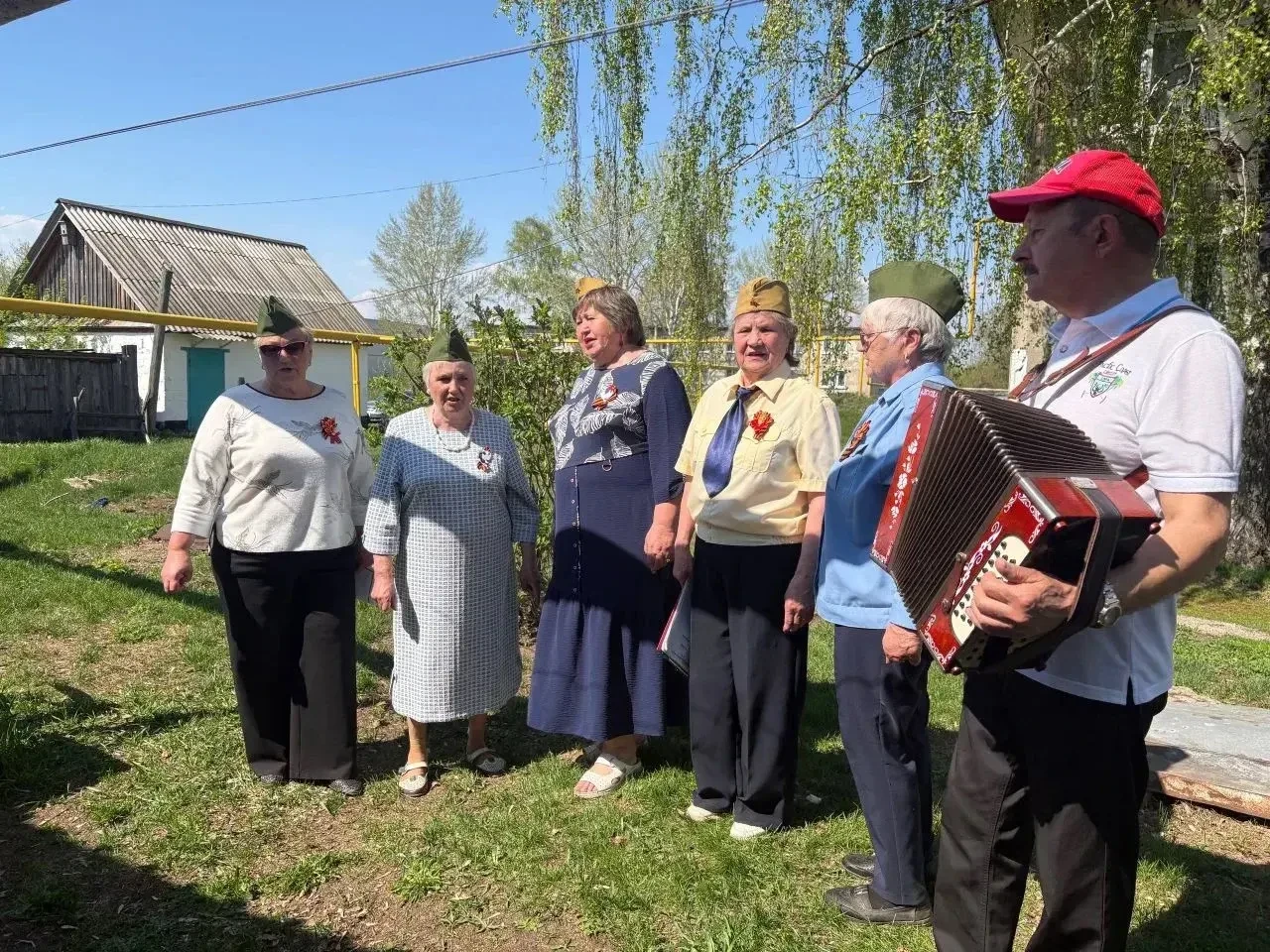 Члены ТОС «РОДНИК» и работники культуры посетили тружеников тыла и детей войны, поздравили их с праз
