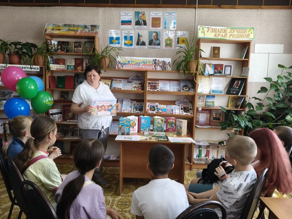 9 июня в библиотеке с. Канаевка прошла акция "Составь цветок дружбы", приуроченный к
Международному 