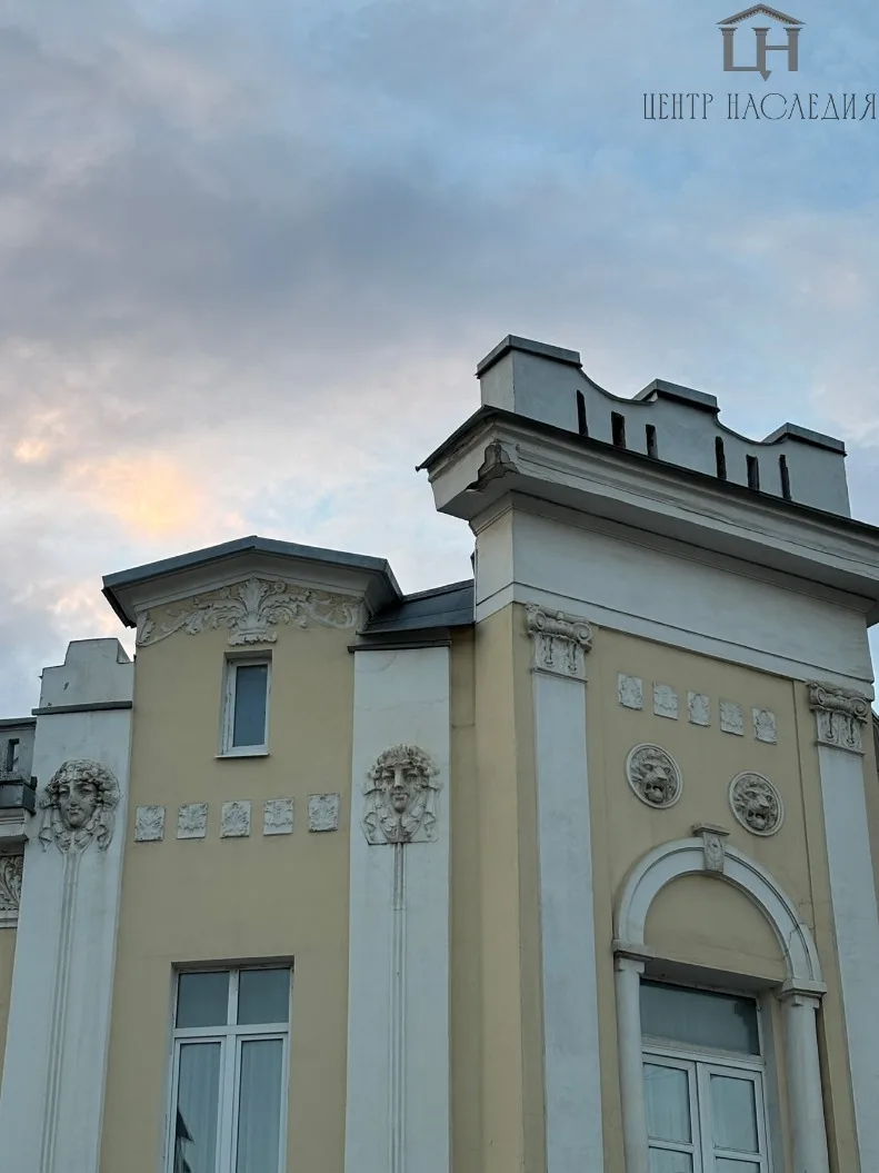 Маскарон — декоративный архитектурный элемент в виде выпуклой лепной маски, изображающей человеческо