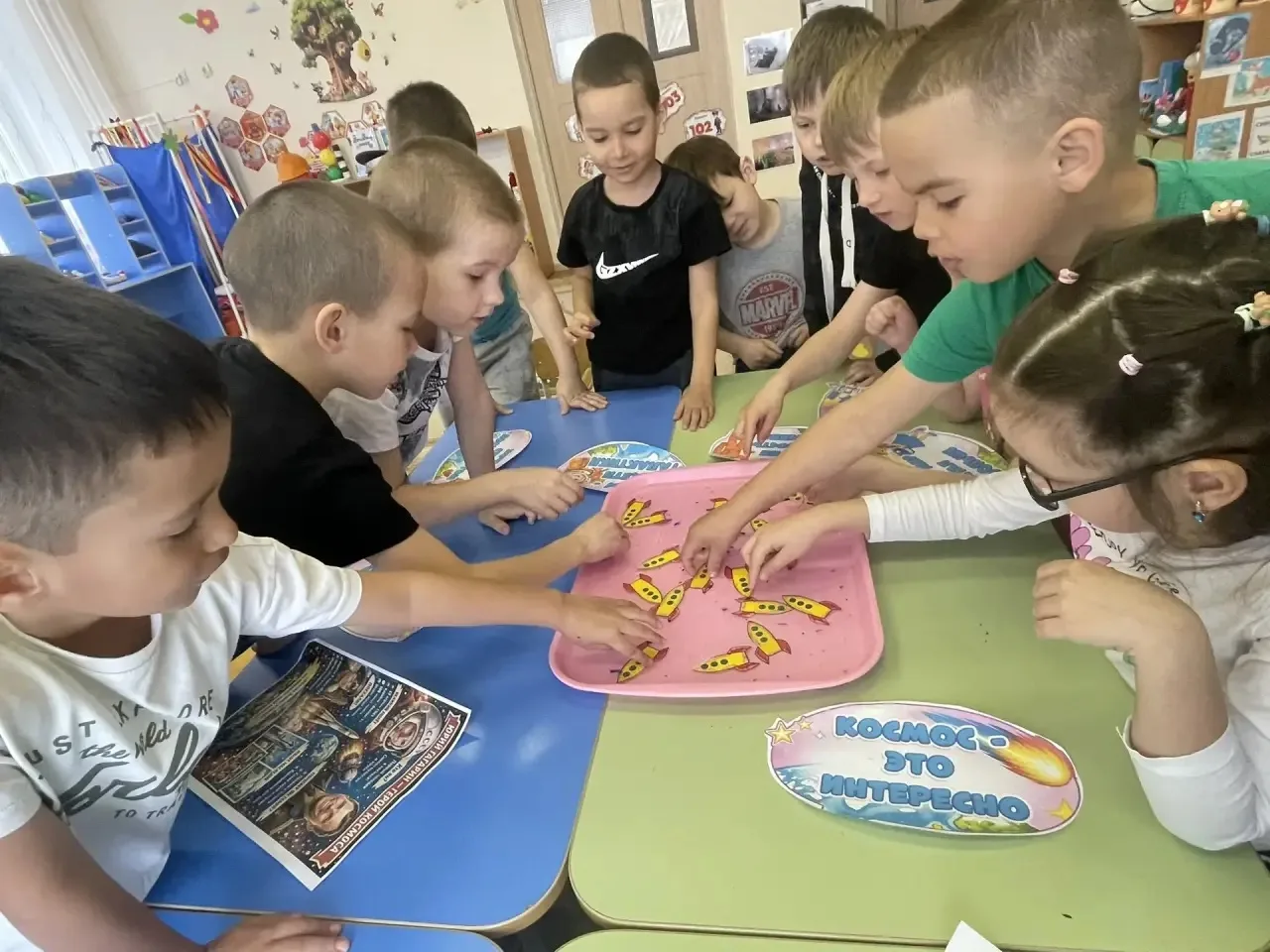 Сегодня с ребятами подготовительной группы "Светлячки" проводили интересный и очень веселый опыт - "