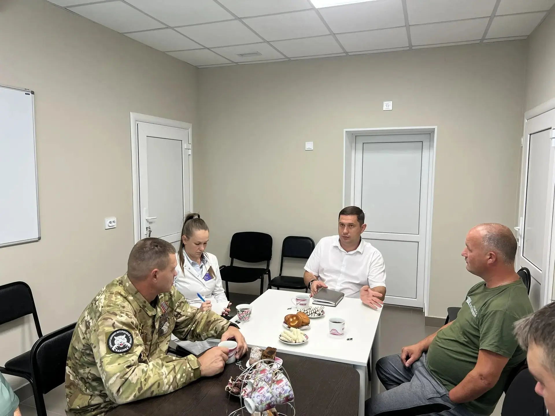 Главный врач ОБ № 11 обсудил вопросы медпомощи с участниками СВО в Юргинской больнице  🏥 

Главный 