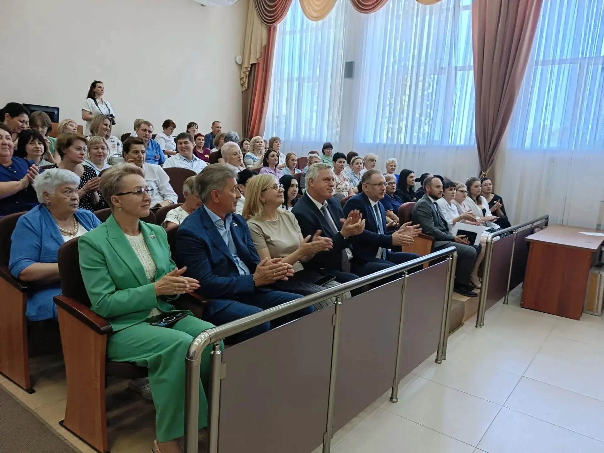 🎉 В преддверии Дня медицинского работника в ГАУЗ «Оренбургская РБ» прошло торжественное награждение