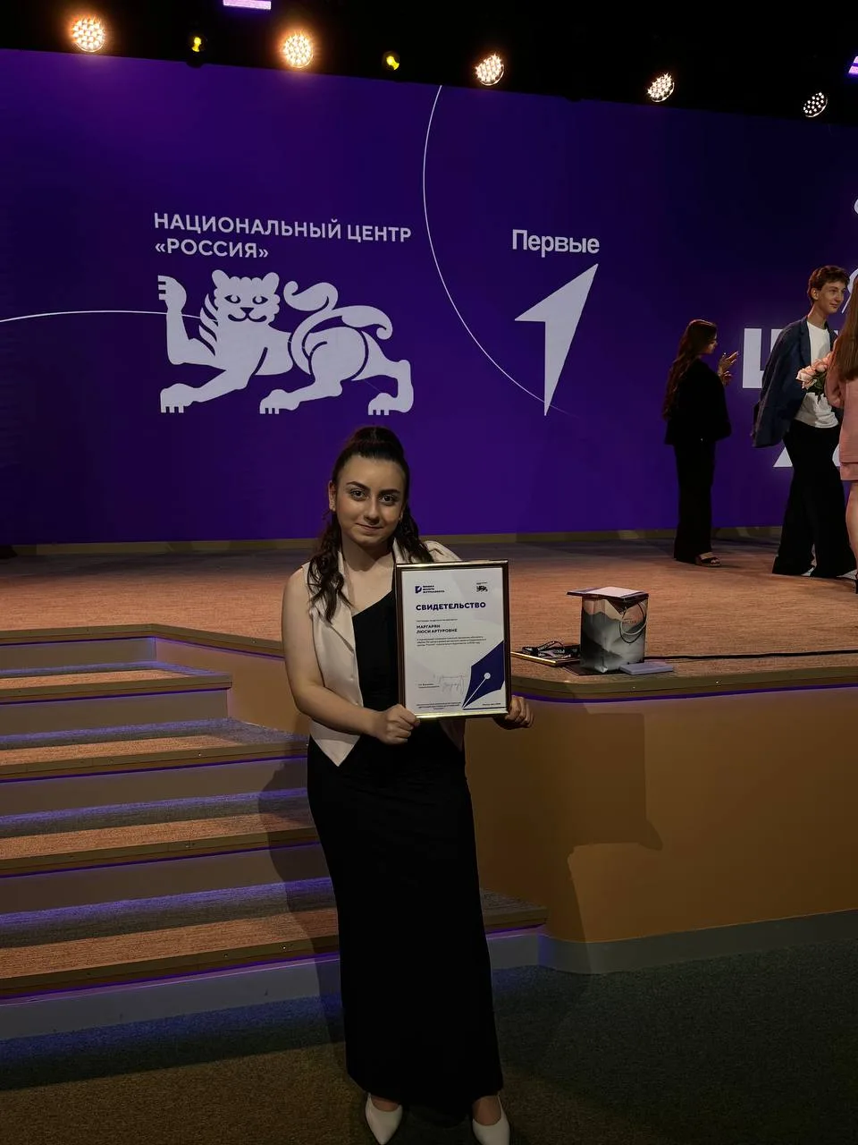🎉 Ура! У нас потрясающая новость! 🎉

Наша ученица Люси Маргарян с блеском завершила обучение в Шко