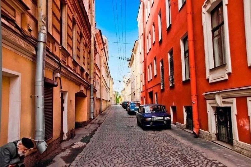 👍 Это самая узкая улица Петербурга!

Улица Репина расположилась между 1 и 2 линиями Васильевского о